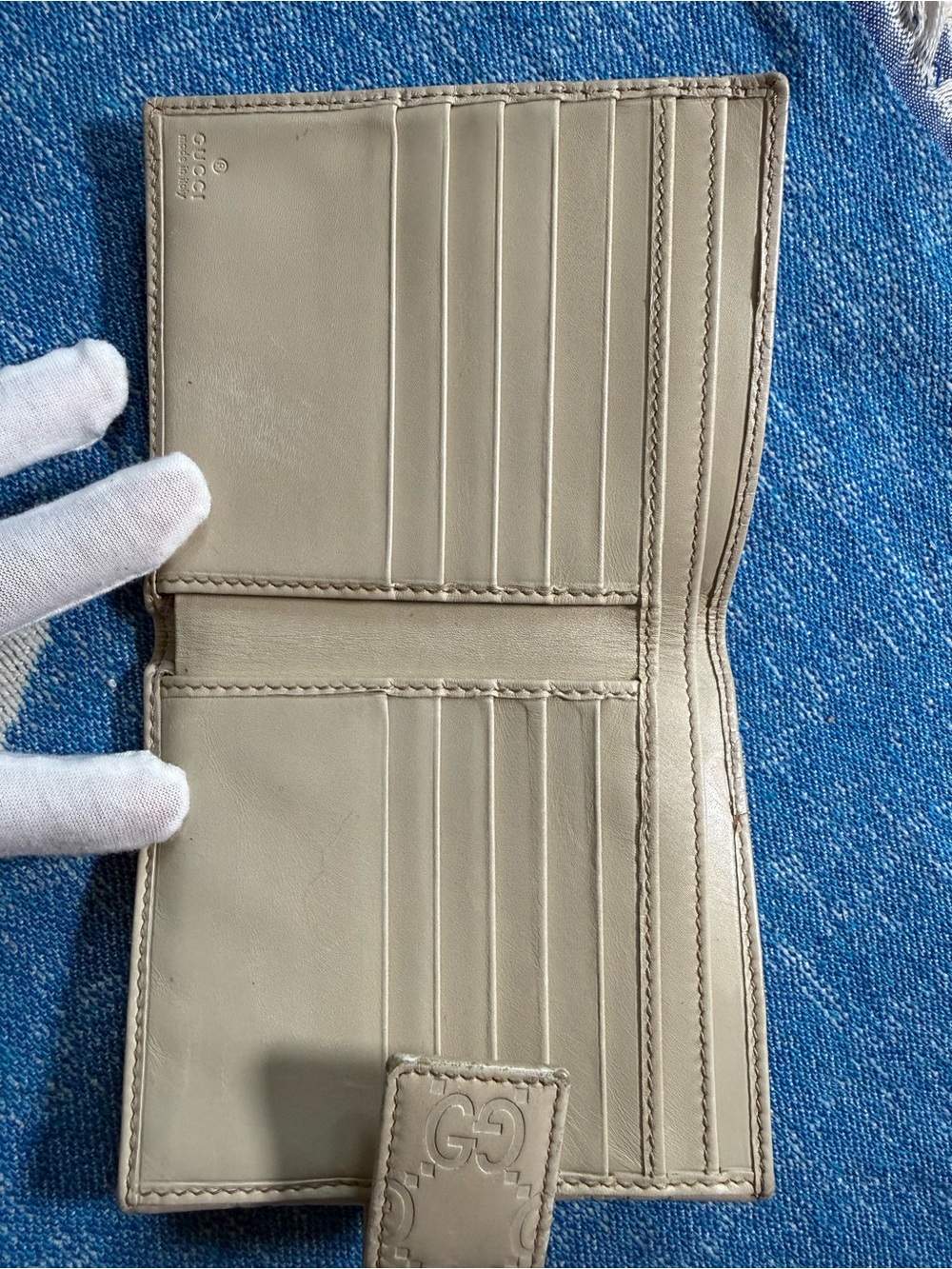 Gucci Cream Embossed GG Leather Wallet with Gold Bar - Picture 3 of 9